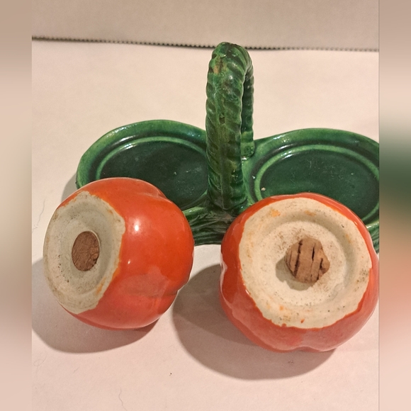 Vintage ceramic salt and pepper shaker set, tomatoes in a green basket. - Picture 8 of 9